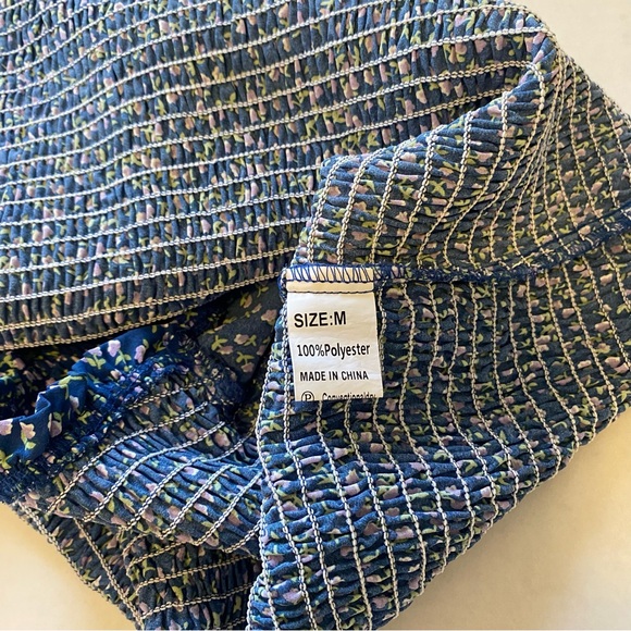 Woman’s Square neck, Puff Sleeves, Gathered blue print Shirt; Size Medium - Picture 2 of 7